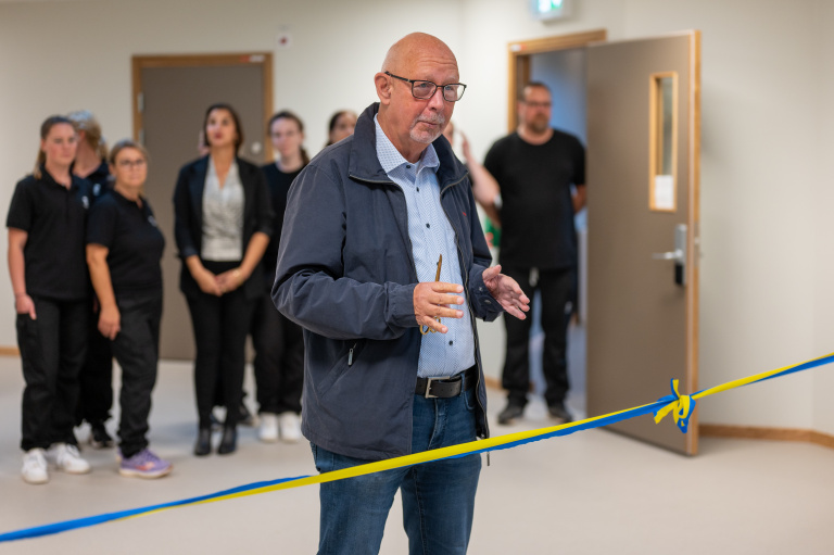 Socialnämndens ordförande Venzel Rosqvist höll i saxen när Lyckebo invigdes på torsdagen. "Med den här fantastiska personalgruppen kan det inte bli annat än bra" sa han innan bandet klipptes.