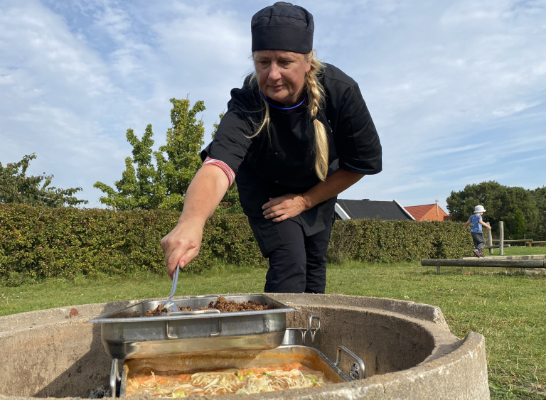 Kock vid grill