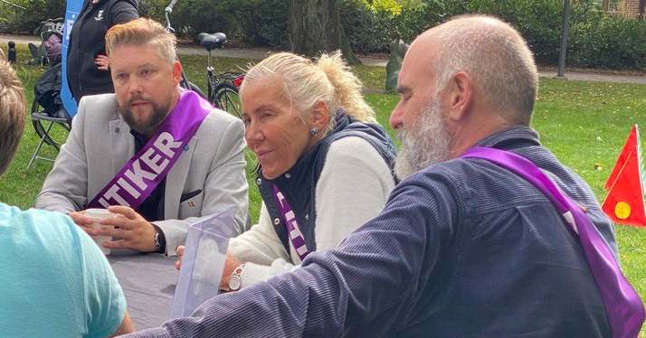 politiker samtalar vid bord