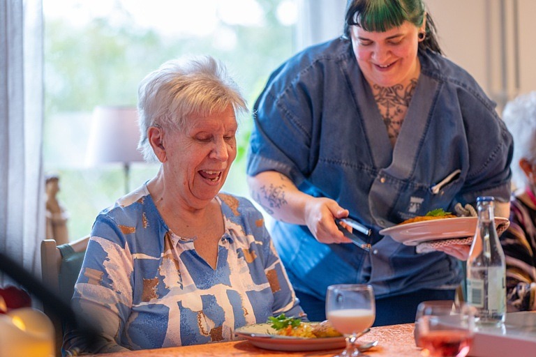 Hyresgästen Maj blev serverad av undersköterskan Annika när Bäckahästen firade Offentliga måltidens dag.