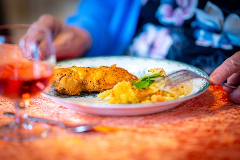 Till huvudrätt serverades kycklingbröstfilé med ananas- och ädelostsås med potatis- och rotfruktsgratäng.