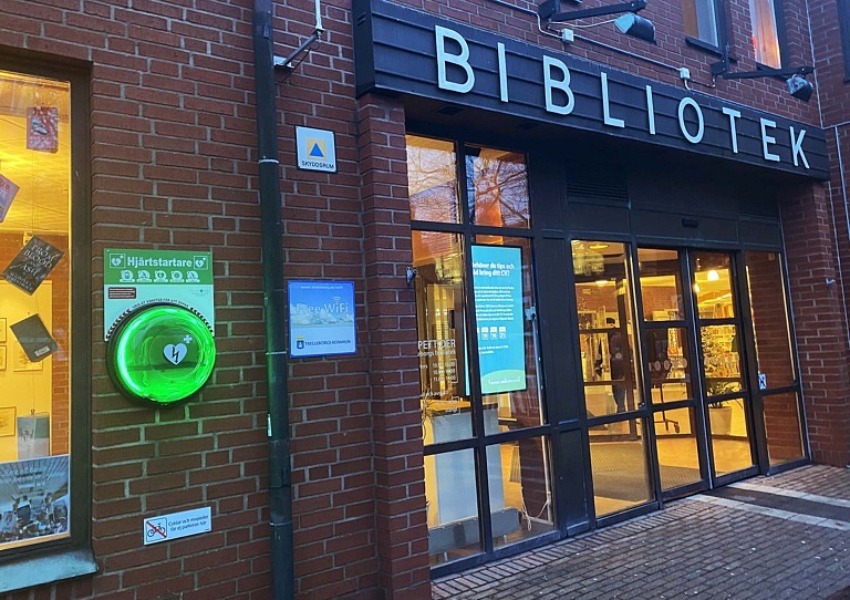 Hjärtstartare placerad utomhus vid Trelleborgs bibliotek.