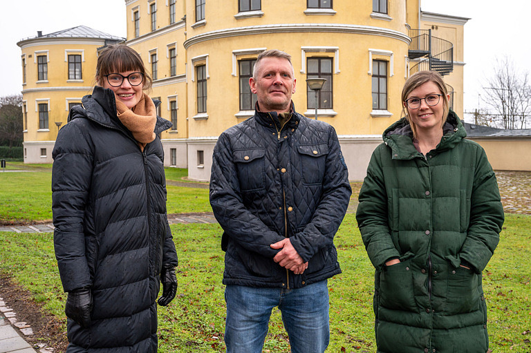 skyttsgården i bakgrunden, personer, gräsmatta