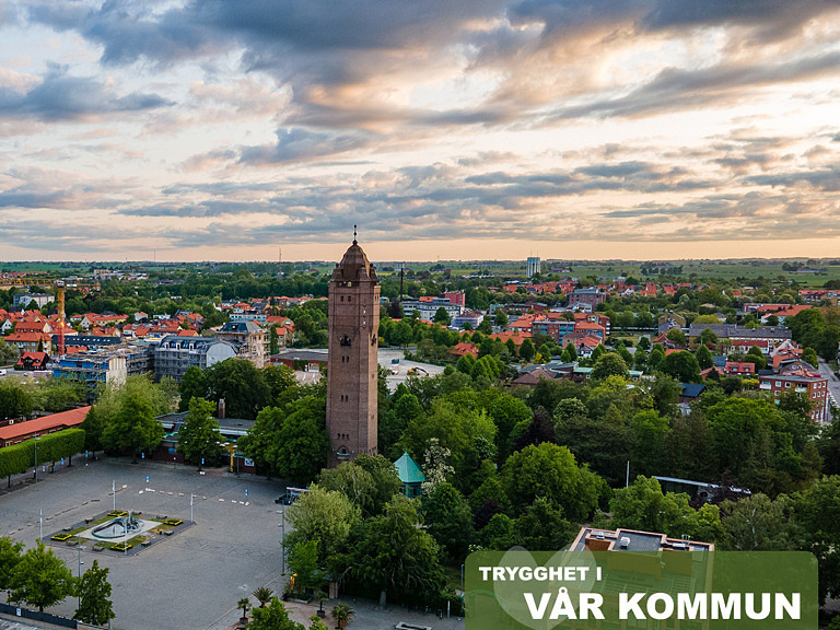 Översiktsbild över del av Trelleborg med vattentorn och torg.