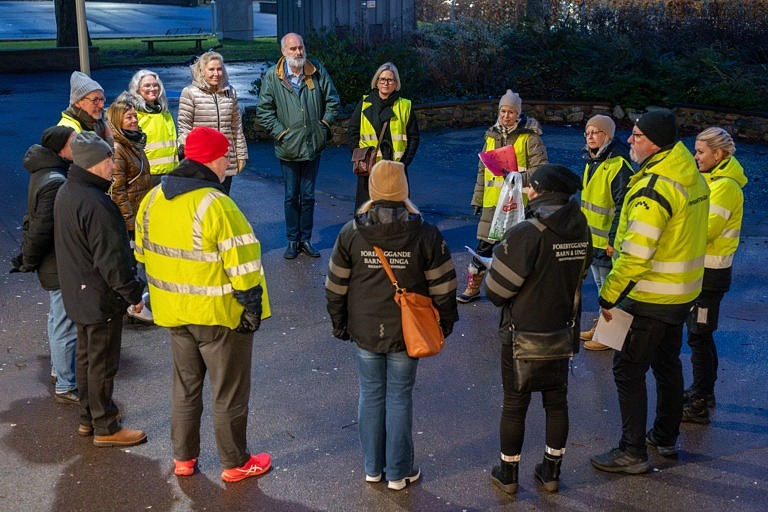 Grupp människor står samlade i cirkel innan de ska gå ut på trygghetsvandring.