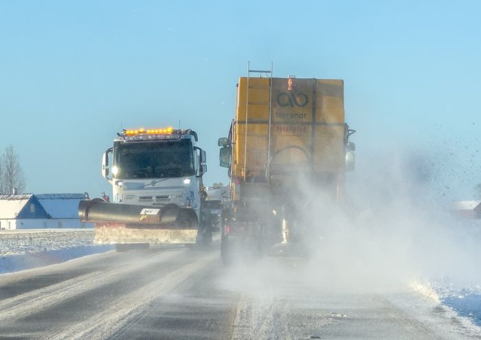 Plusgrader och förväntad nederbörd på frusna vägytor riskerar att innebära problem både för trafiken och för redan översvämningsdrabbade områden under kommande vecka.