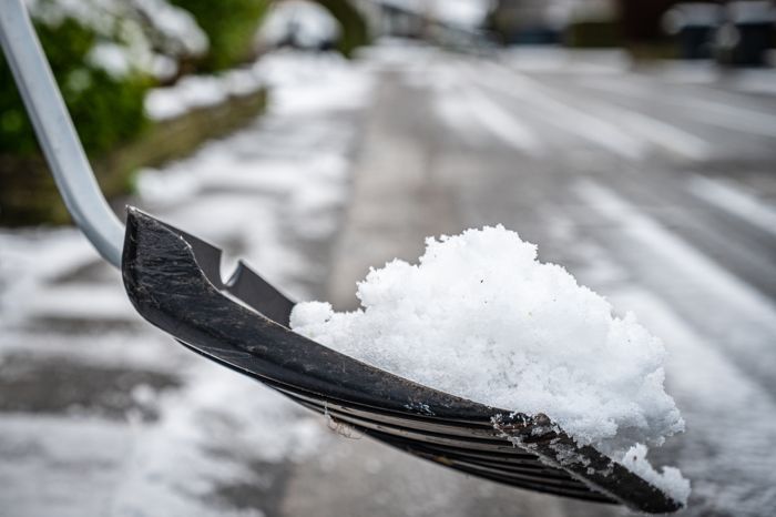 snöskyffel med snö vid gata