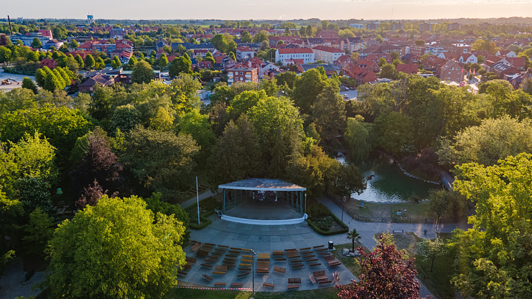 Flygbild som visar scenen i Stadsparken