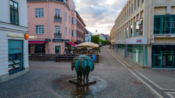 Staty i mitten av gågata