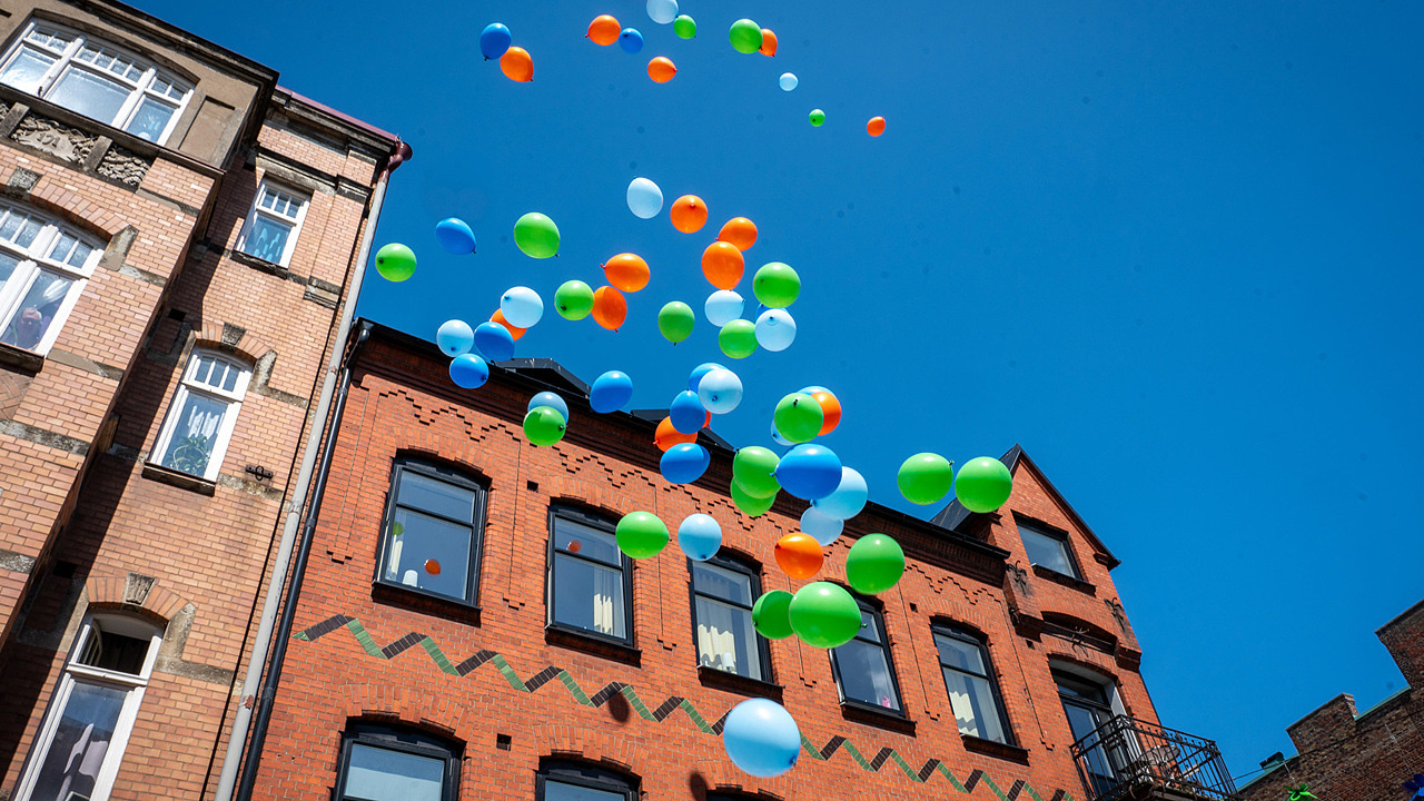 husfasad blå himmel ballonger