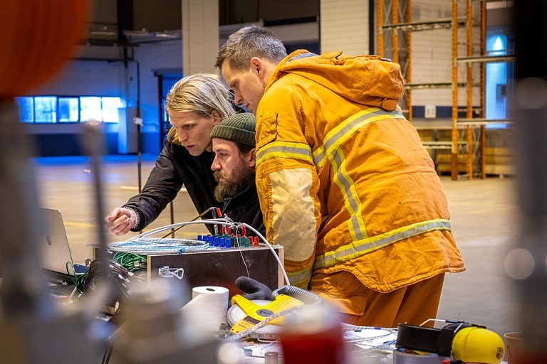 Tre mäns tittar på en datorskärm