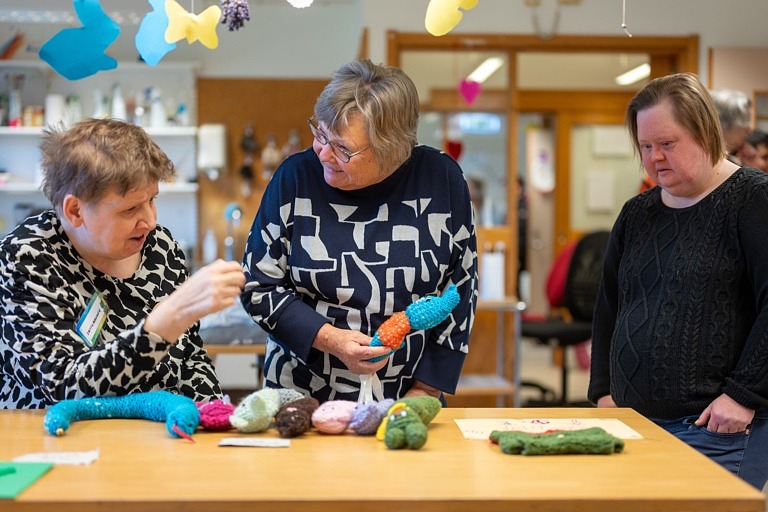 Deltagaren Birgitta visade upp saker som hon stickat själv. Christina (i mitten) och Eva (till höger) var  imponerade av verken.