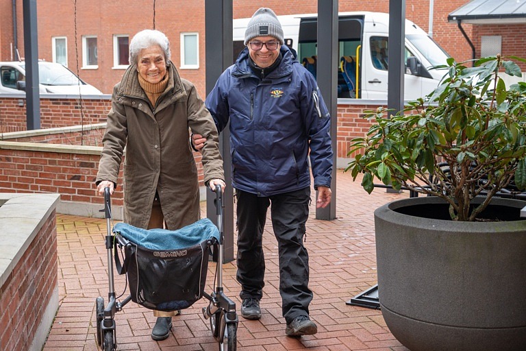 Personer som är 85 år och äldre kan beviljas färdtjänst utan att lämna läkarintyg. Möjligheten gäller vid standardresor.