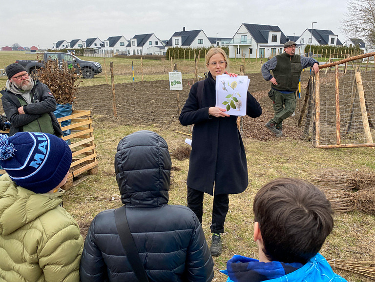 barn hus och öppen plats