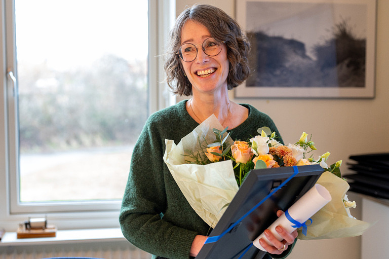 Kvinna med blombukett