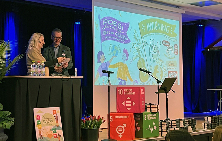 En kvinna och en man på scen