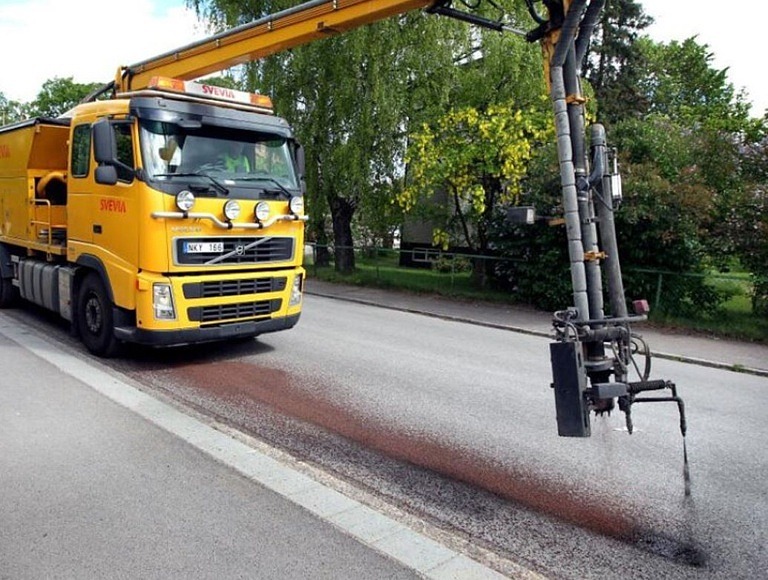 Gul lastbil med specialutrustning
