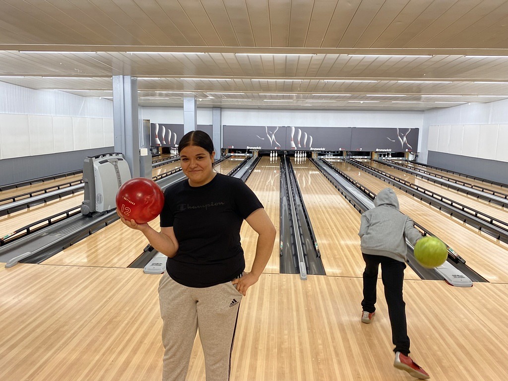 tjej med bowlingklot