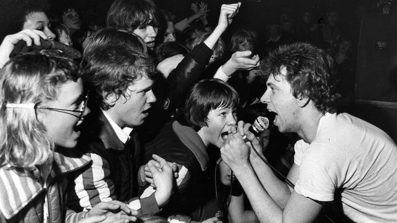 Svartvitt foto av Kal P Dal på rockgalan i Höör 1978