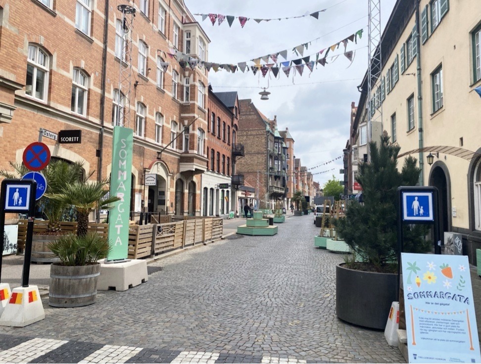 Kullerstensgata som smyckats till sommargata.