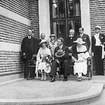 människor framför byggnad, svartvitt foto från 1935