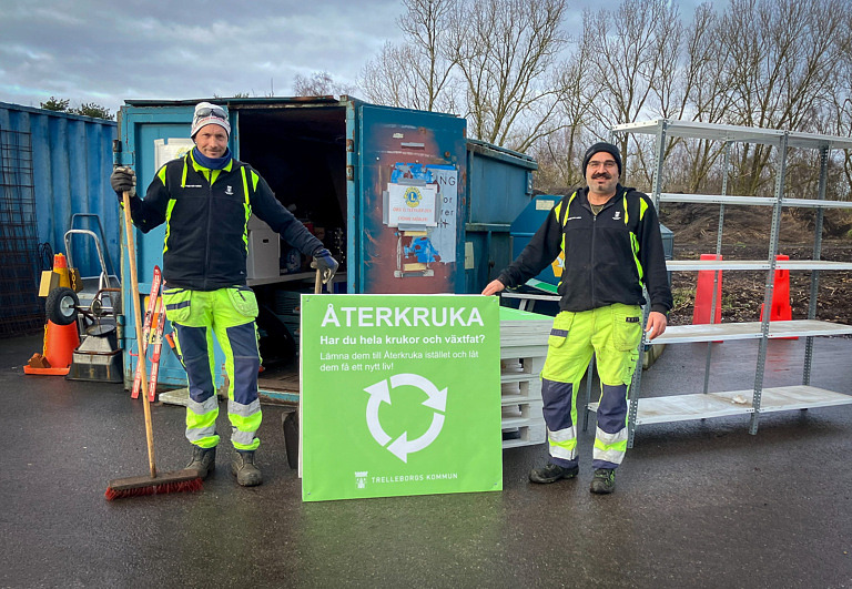 Två killar håller en skylt om att återkruka.
