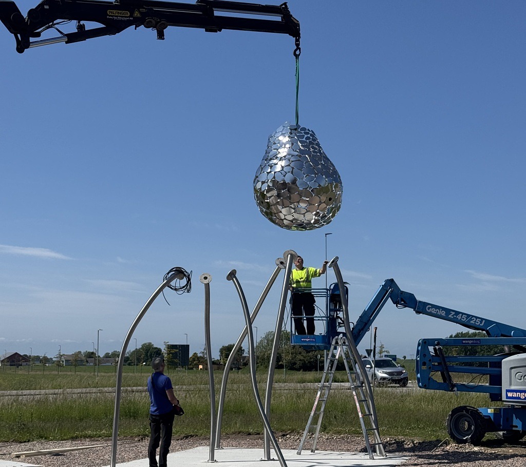 Installation av konstverk i form av droppformat metallföremål