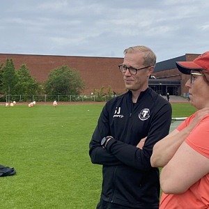 Stefan Jönsson från TFF lovade att ordna matchbiljetter till Helena.