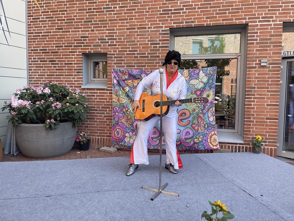 Person som klätt ut sig till Elvis.