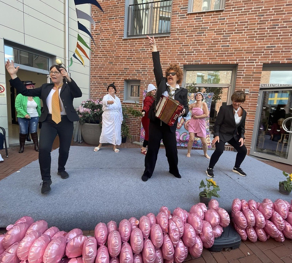 Personer står på scenen och spelar och sjunger.