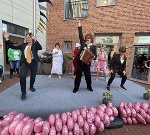 Personer står på scenen och spelar och sjunger.