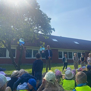 Svenjohan Davidsson var en av de som höll tal i samband med spadtaget.