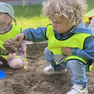 Theodore fortsatte gräva i sandlådan tillsammans med sina kompisar efter spadtaget.