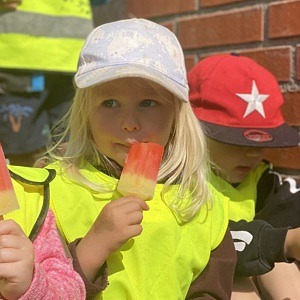 Clara Finnfors äter isglass tillsammans med förskolekompisarna.