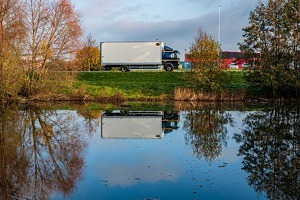 lastbil speglas i vatten