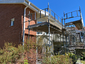hus med byggställning