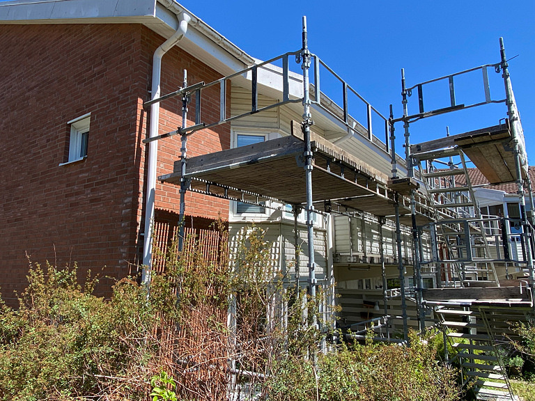 hus med byggställning